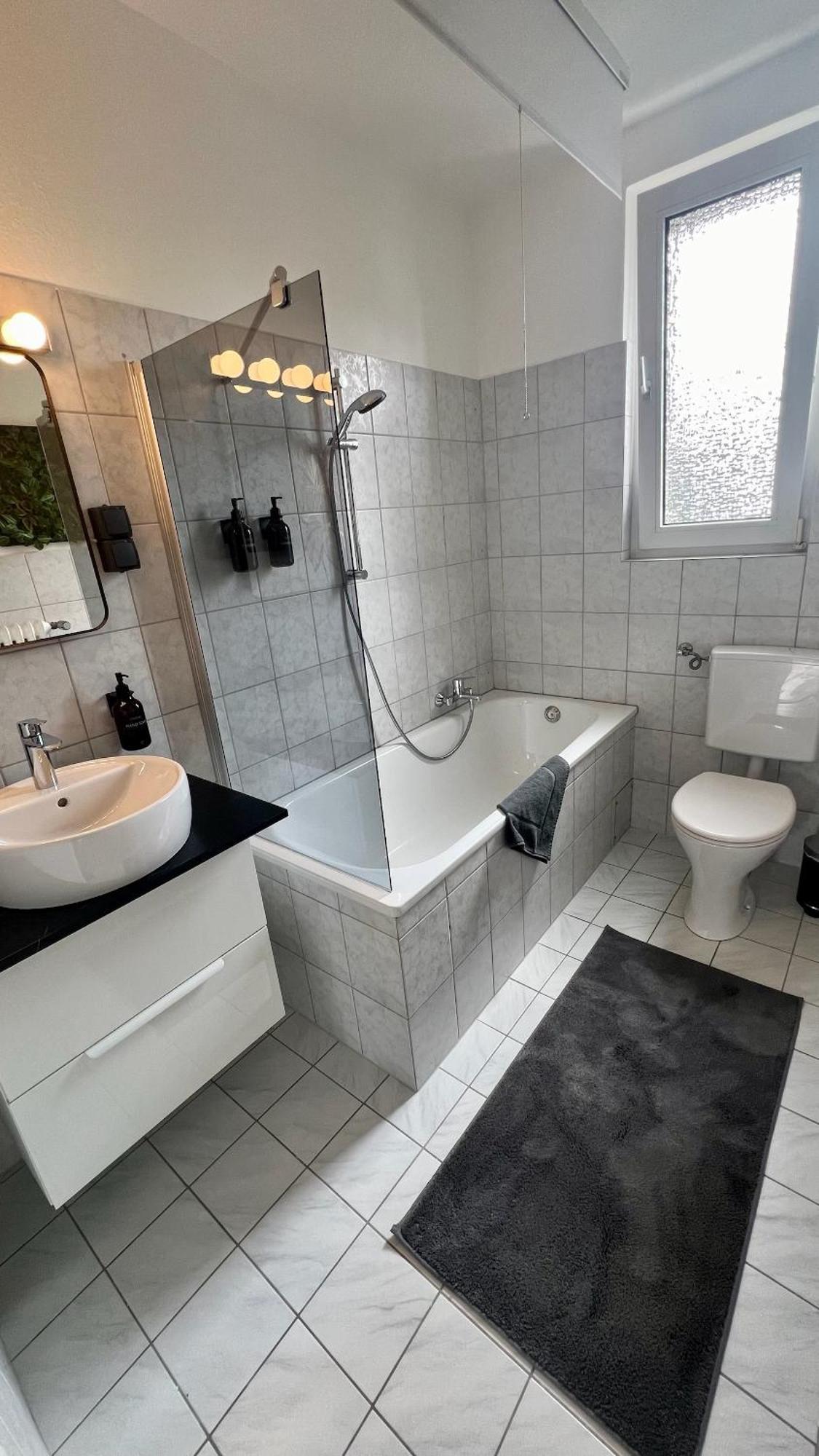 Bostel 2- Modernes In Meiderich, 4,7 Km Hbf, U-bahn 250m, Flughafen Duesseldorf 28 Km, Landschaftspark 2,9 Km, 5 Gehminuten Von Herzklinik Entfernt Apartment Duisburg